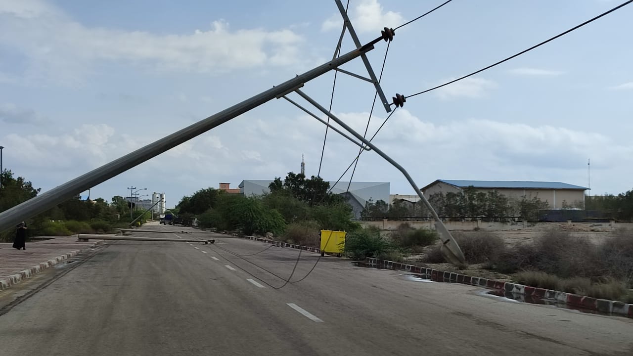 آسیب طوفان سهمگین به شبکه برق هوایی کیش