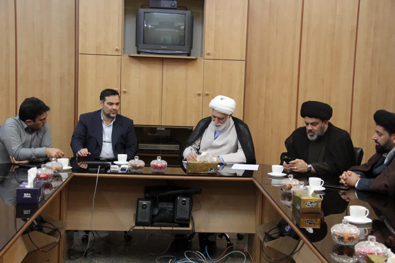 بازدید امام جمعه از شرکت آب و برق کیش